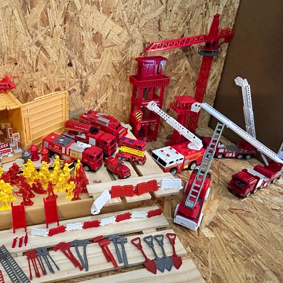 Fire truck storage cube,fire fighter action set,firetrucks, 100+ accessories 5+ - Picture 8 of 10